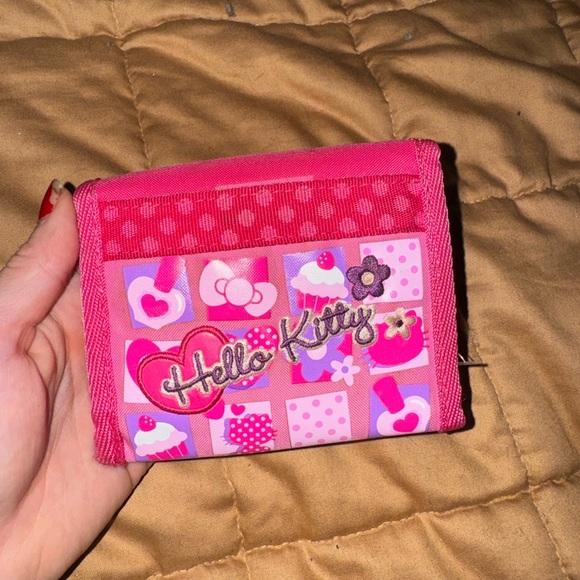 Hello Kitty Velcro Pink Wallet - Picture 2 of 6